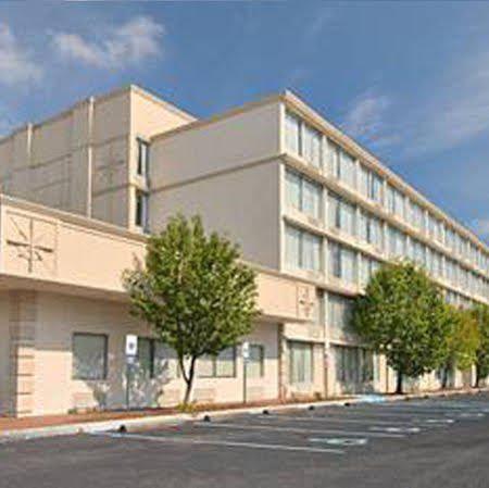 Wynnwood Plaza Hotel - 纽波特纽斯 外观 照片