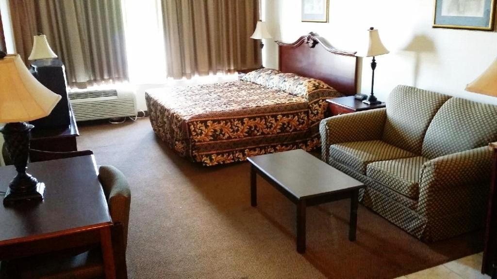 Wynnwood Plaza Hotel - 纽波特纽斯 外观 照片